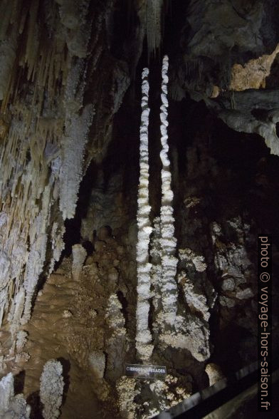 Longues stalagmites dans la Grotte de Clamouse. Photo © André M. Winter