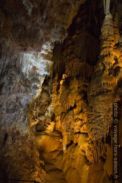 Partie rouge-ocre dans la Grotte de Clamouse. Photo © Alex Medwedeff