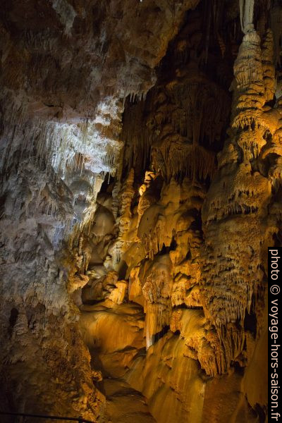 Partie rouge-ocre dans la Grotte de Clamouse. Photo © Alex Medwedeff
