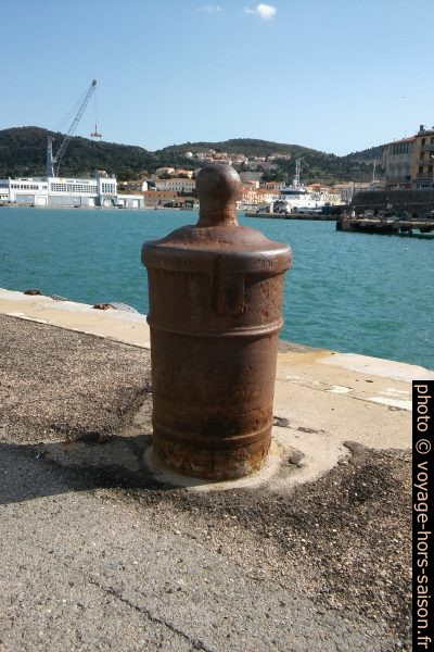 Canon de 1808 utilisé comme bitte d'amarrage. Photo © André M. Winter