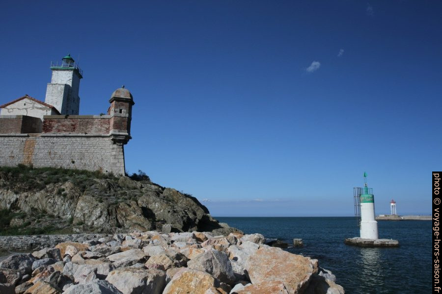 Phare et échauguette du Fort du Fanal et feux d'entrée de Port-Vendres. Photo © Alex Medwedeff