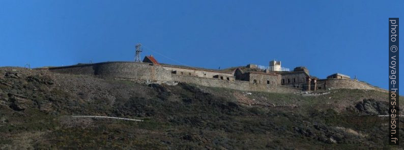 Le Fort Béar sur le cap du même nom. Photo © André M. Winter