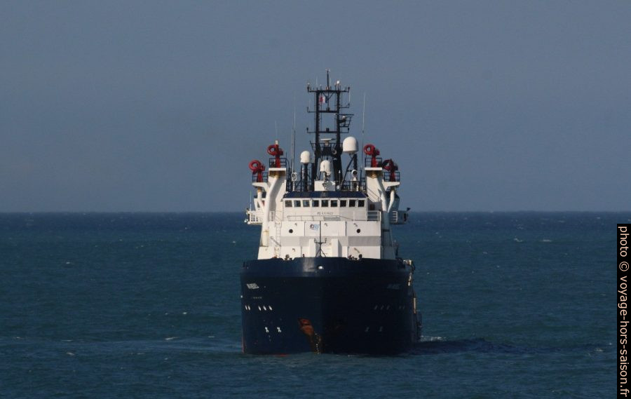 Proue du navire VN Rebel rentrant à Port-Vendres. Photo © André M. Winter
