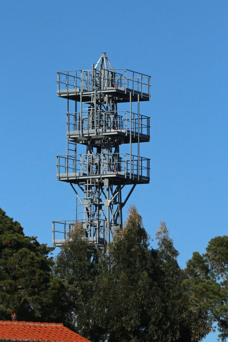 Antenne et signal multiple sur le Cap du Fanal. Photo © André M. Winter