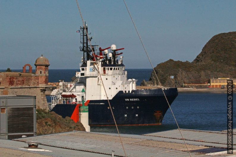 Le navire VN Rebel entre à Port-Vendres. Photo © André M. Winter