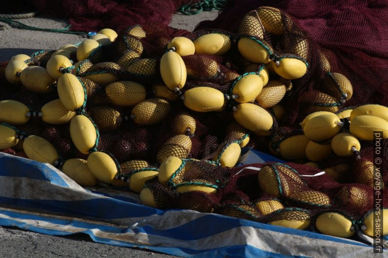 Flotteurs ovoïdes et jaunes de filets de pêche. Photo © André M. Winter