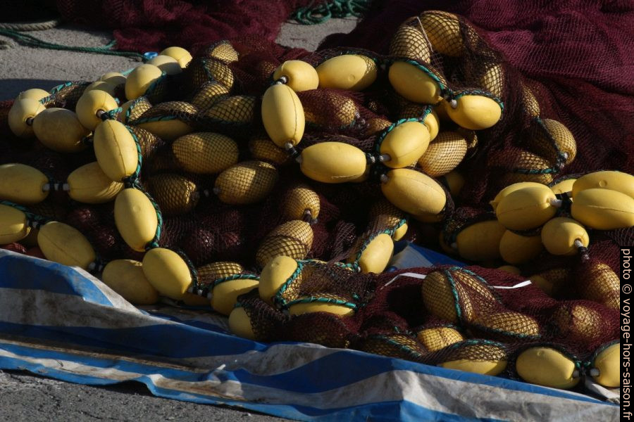Flotteurs ovoïdes et jaunes de filets de pêche. Photo © André M. Winter