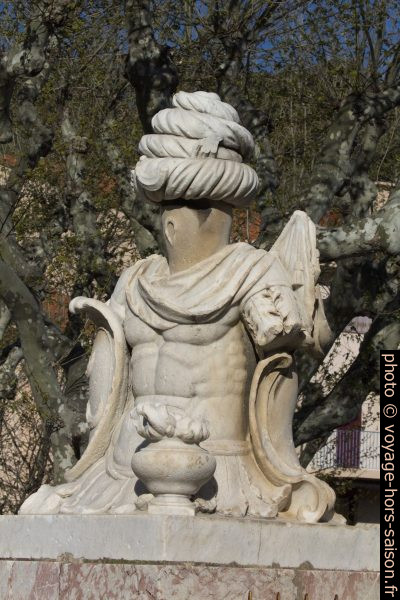 Statue symbolisant un Maure. Photo © André M. Winter