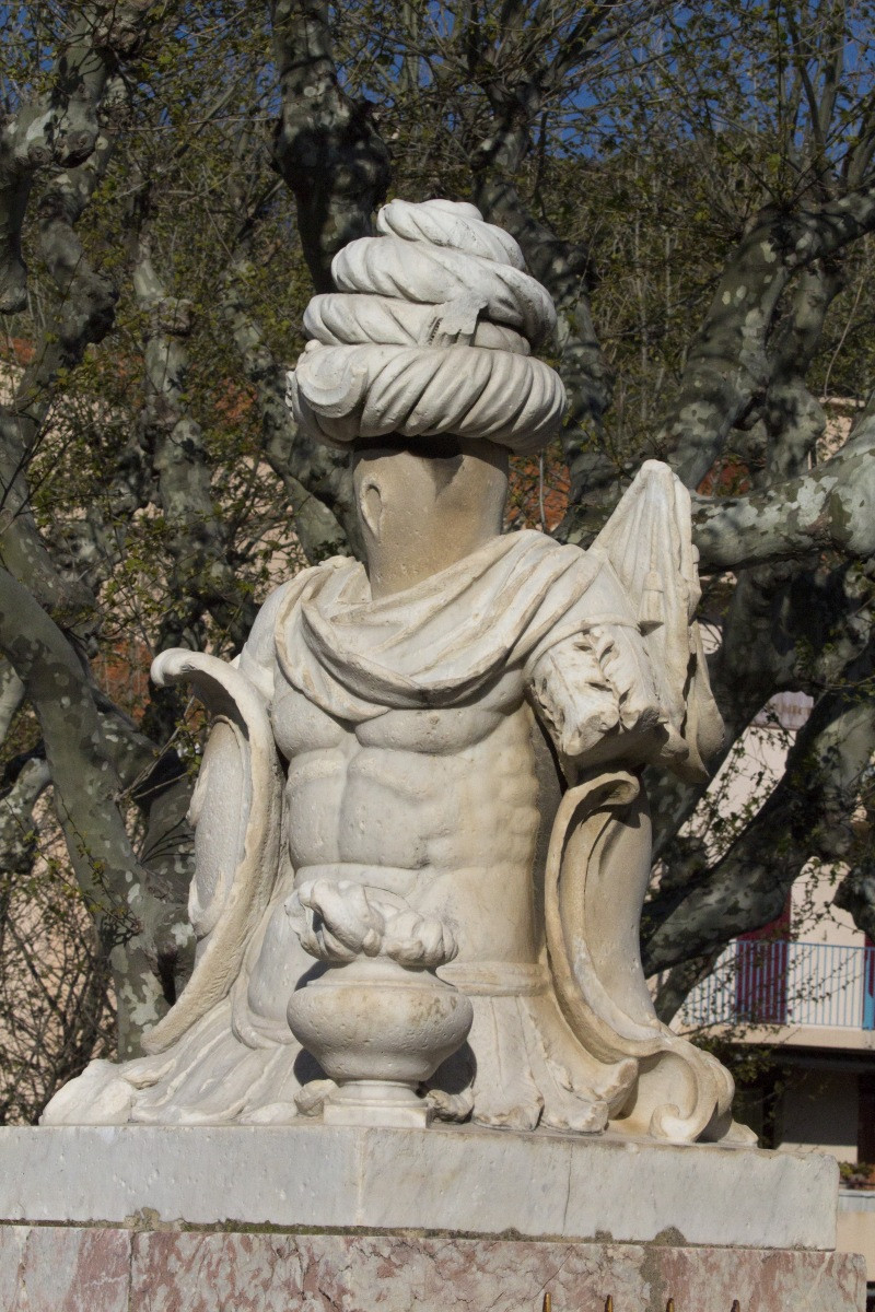 Statue symbolisant un Maure. Photo © André M. Winter