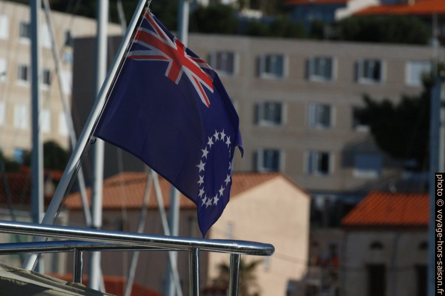 Drapeau britannique Blue Ensign avec les 12 étoiles de l'Union Européenne. Photo © André M. Winter