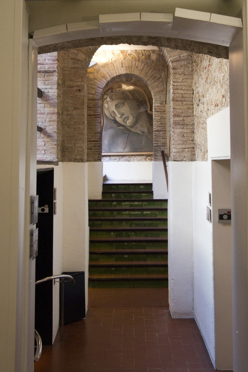 Couloir aboutissant sur un tableau d'une figure tragique antique. Photo © André M. Winter
