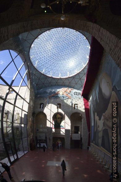 La scène-coupole du Théâtre-musée Dalí. Photo © André M. Winter