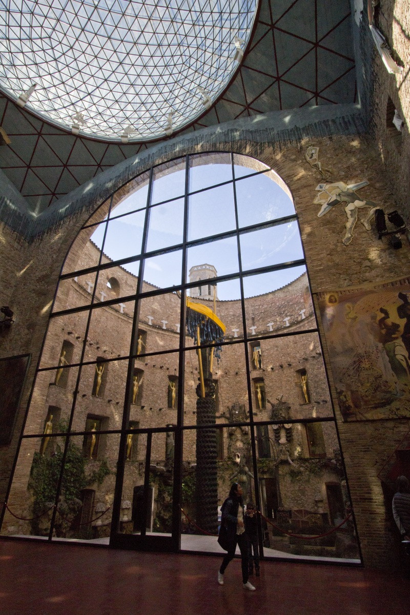 La cour vue de la scène-coupole dans le Théâtre-musée Dalí. Photo © André M. Winter