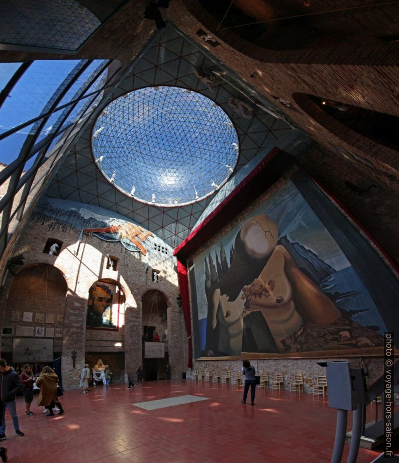 Scène-dôme du Théâtre-musée Dalí. Photo © André M. Winter