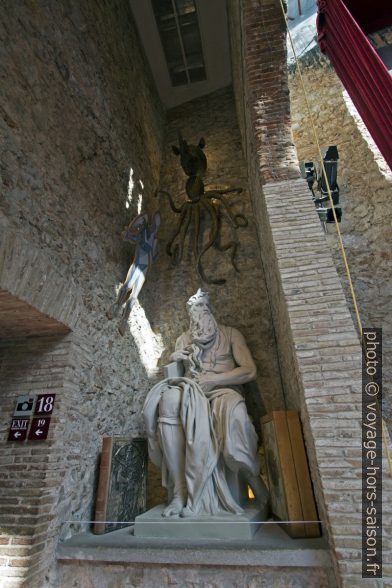 Sculptures dans la scène-dôme du théâtre-musée Dalí. Photo © André M. Winter