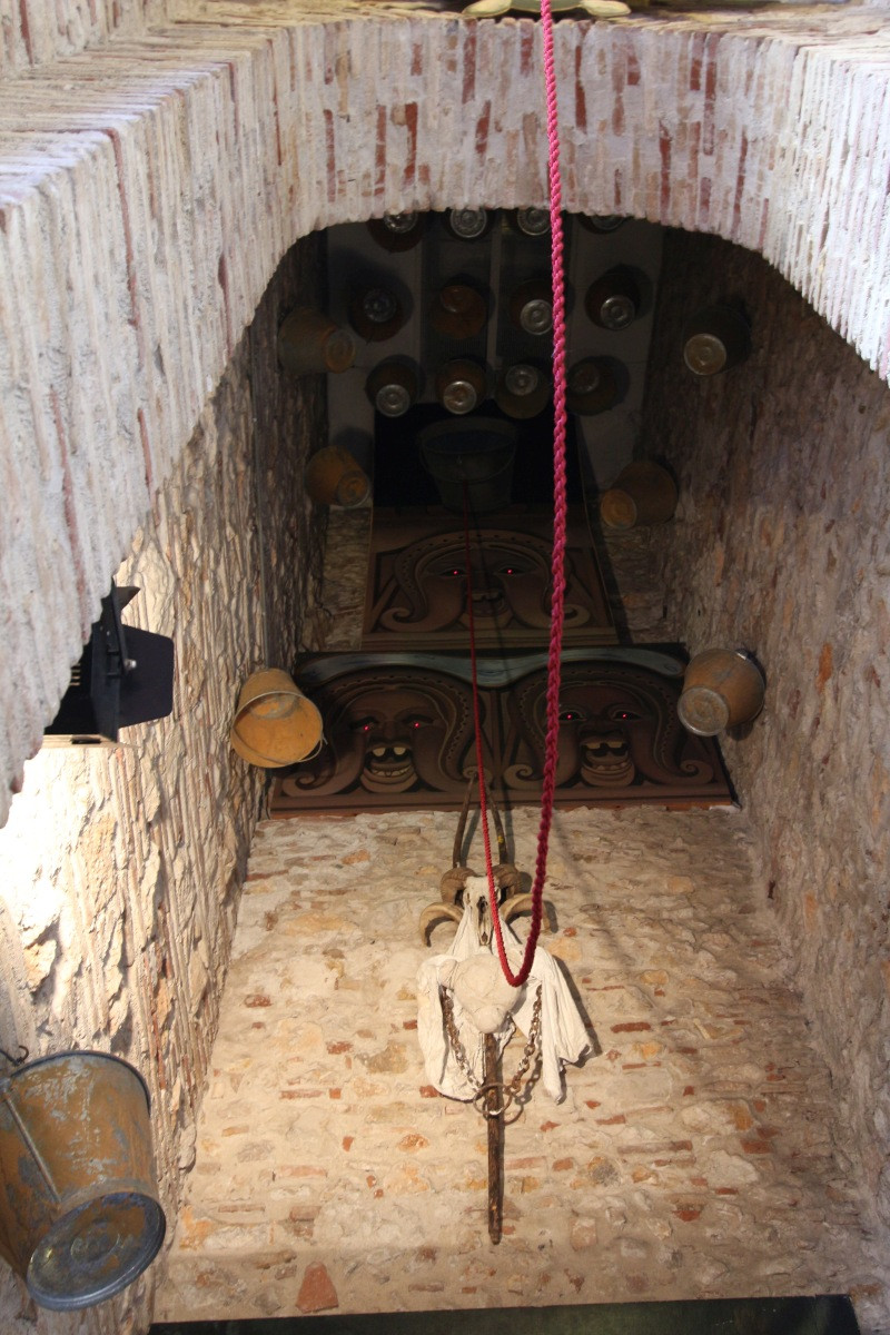 Voûte de couloir avec seaux et masques. Photo © André M. Winter