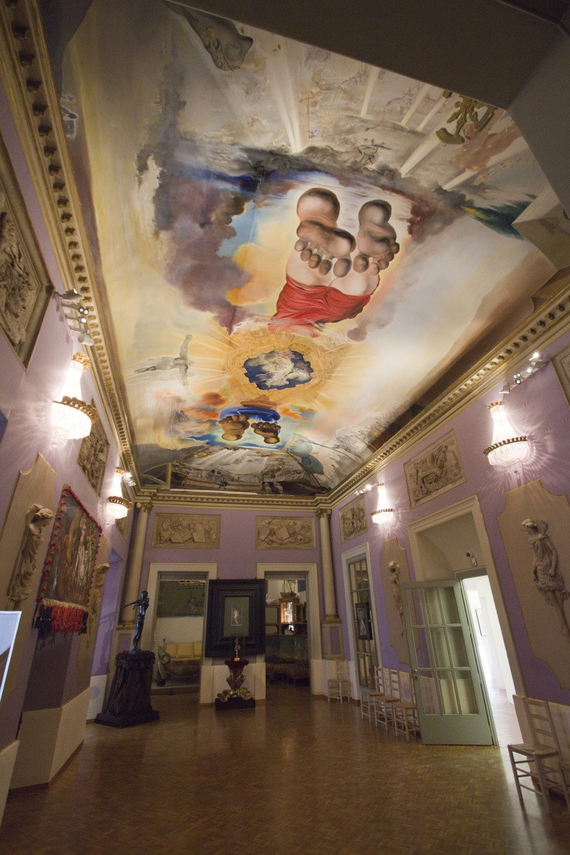 Salle du Palais du Vent avec peinture au plafond de Dalí. Photo © André M. Winter