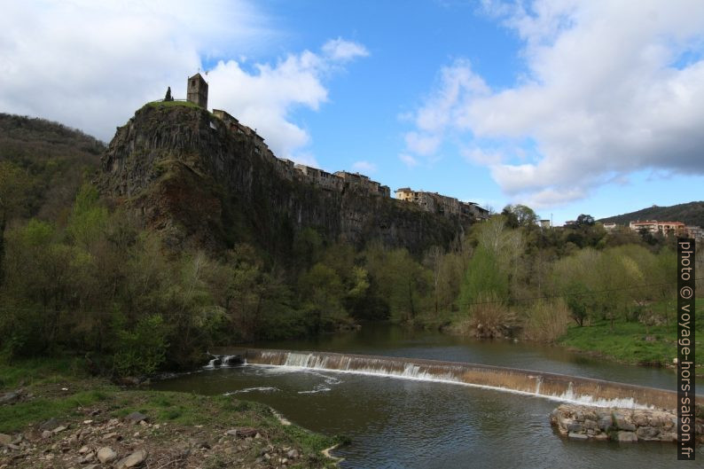 Castellfollit de la Roca et la rivière Fluvià. Photo © André M. Winter