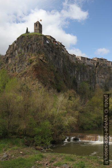 Castellfollit de la Roca sur sa falaise basaltique. Photo © Alex Medwedeff