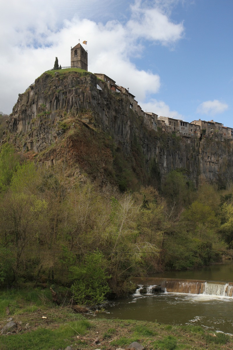 Castellfollit de la Roca sur sa falaise basaltique. Photo © Alex Medwedeff