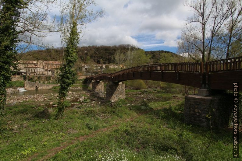 Passerelle sur la rivière Fluvià. Photo © André M. Winter