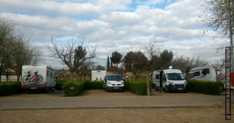 Notre petit Trafic entre les gros camping-cars. Photo © André M. Winter