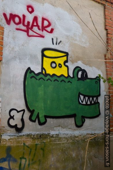 Graffiti d'un crocodile portant un fromage. Photo © Alex Medwedeff