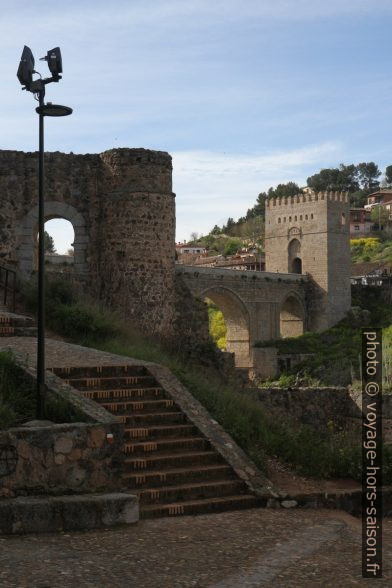 Puente de San Martín et fortifications médiévales. Photo © Alex Medwedeff
