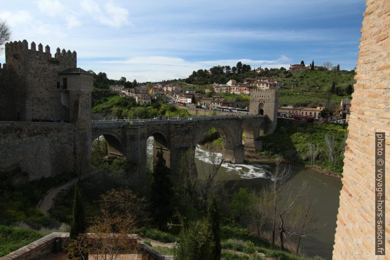 Puente de San Martín et ses deux tours. Photo © André M. Winter