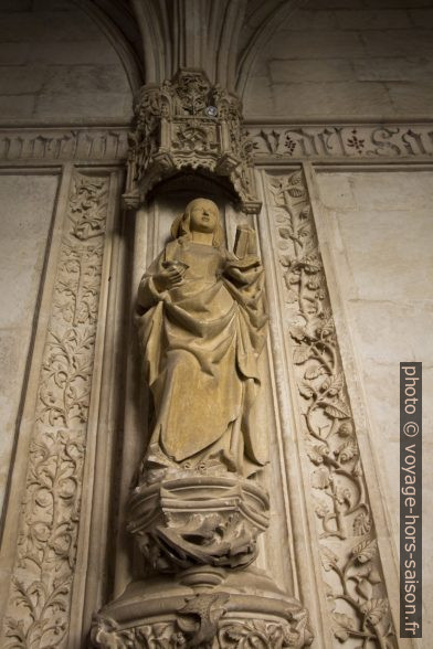 Statue dans une colonne. Photo © André M. Winter