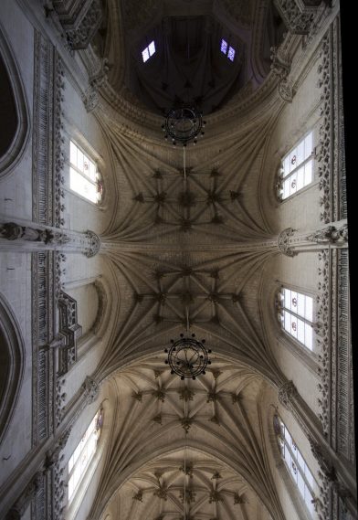 Voûtes sur croisées d'ogives de la nef de l'église du Monasterio de San Juan de los Reyes. Photo © André M. Winter