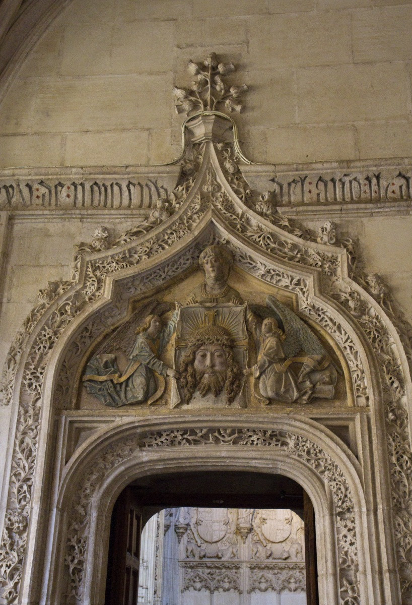 Porte gothique avec visage de Jésus. Photo © Alex Medwedeff