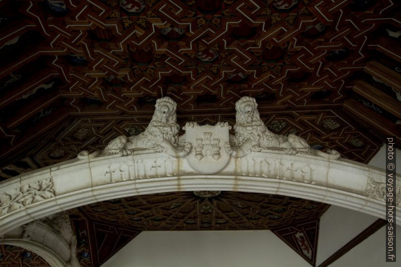Arc avec lions à l'étage du cloître du Monastère de Saint-Jean des rois. Photo © André M. Winter