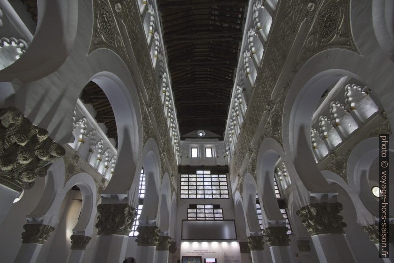 Dans la nef centrale de la Synagogue Santa María la Blanca de Tolède. Photo © André M. Winter