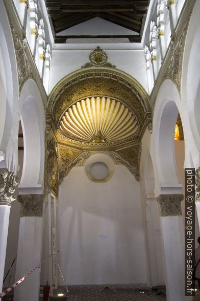 Niche sainte au bout de la nef principale de la Synagogue Santa María la Blanca de Tolède. Photo © André M. Winter