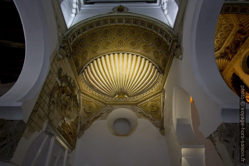 Décor de l'arche sainte dans la Synagogue Santa María la Blanca. Photo © André M. Winter