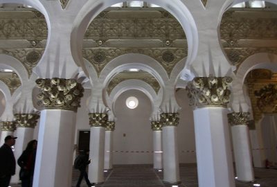 Vue à travers les arcs en fer à cheval de la Synagogue Santa María la Blanca. Photo © André M. Winter