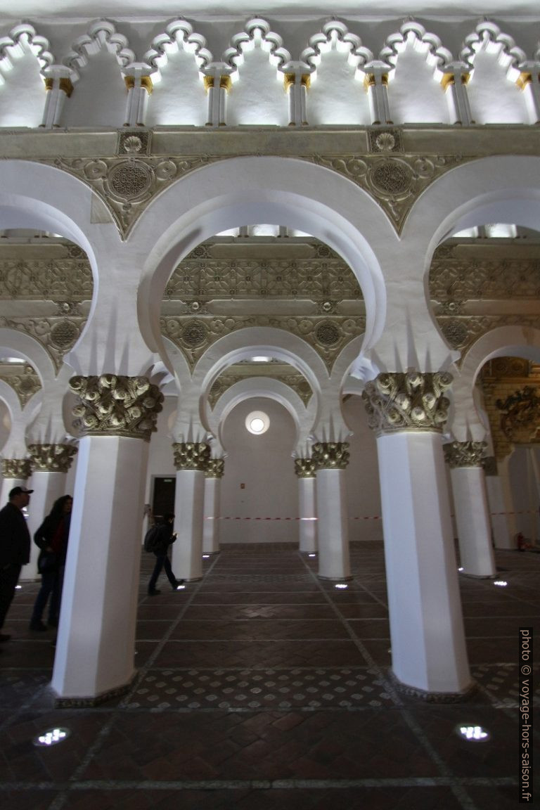 Vue à travers les arcs en fer à cheval de la Synagogue Santa María la Blanca. Photo © André M. Winter