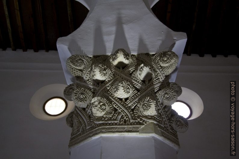 Chapiteau sur pilier octogonal de la Sinagoga Mayor (Santa María la Blanca). Photo © André M. Winter