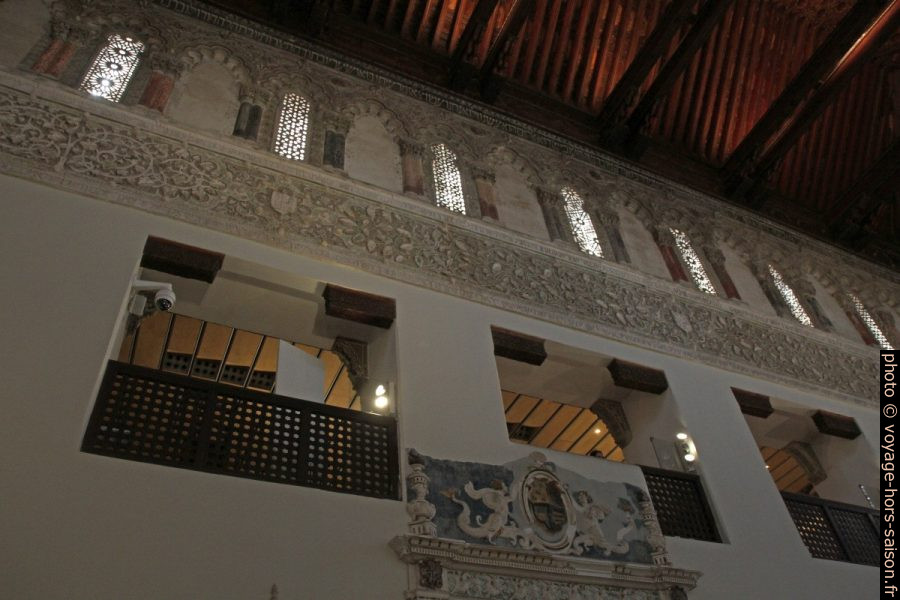 Galerie des femmes et baies hautes de la Synagogue El Tránsito. Photo © Alex Medwedeff