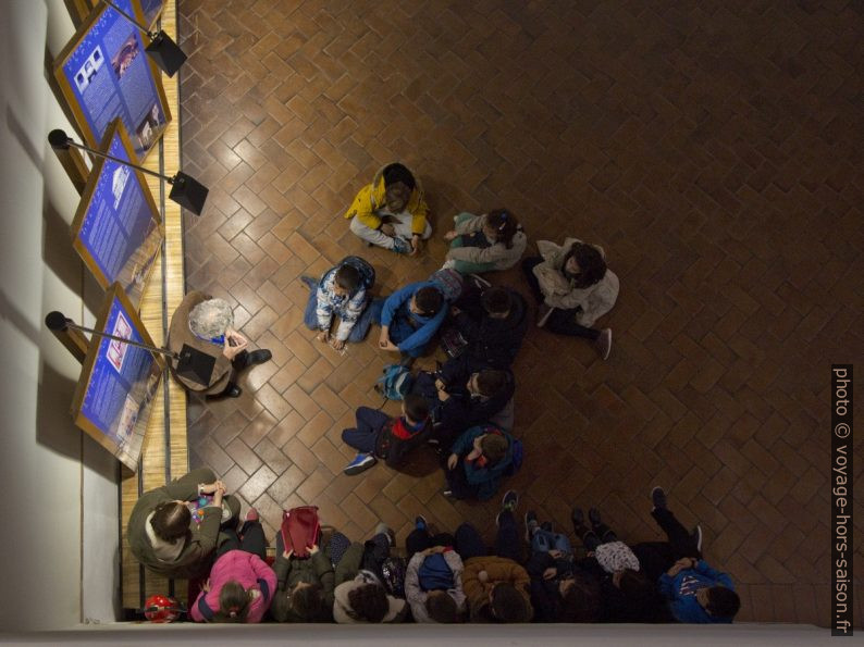 Enfants écoutant leur maître dans la Synagogue El Tránsito. Photo © André M. Winter