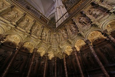 Stalles richement décorées de la Cathédrale Sainte-Marie. Photo © André M. Winter