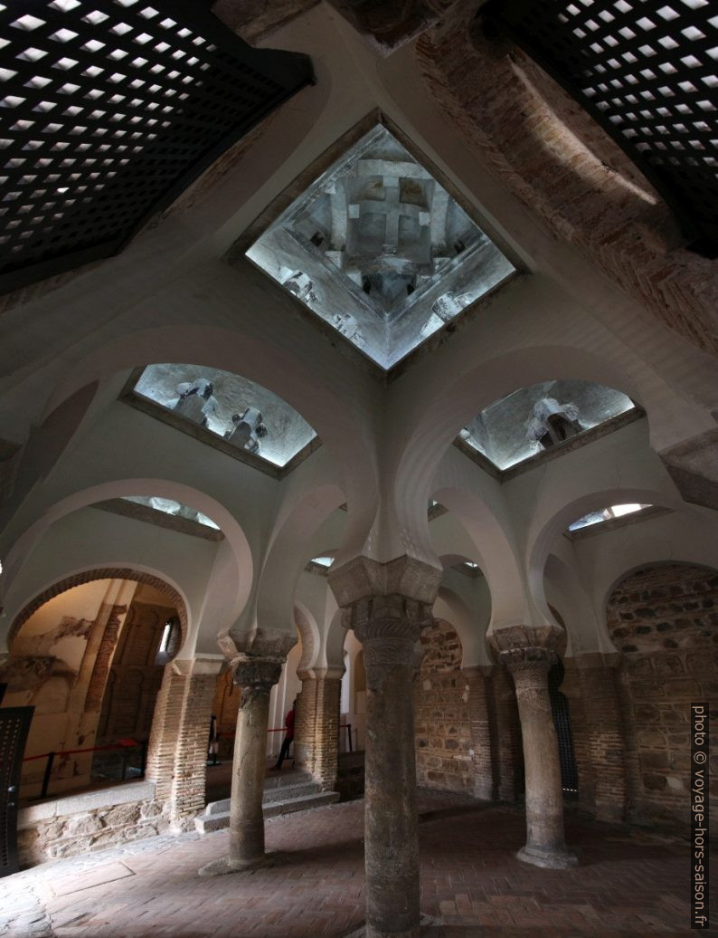 Panorama de la voûte, des colonnes et des arcs de la Mosquée Bab al-Mardum. Photo © André M. Winter