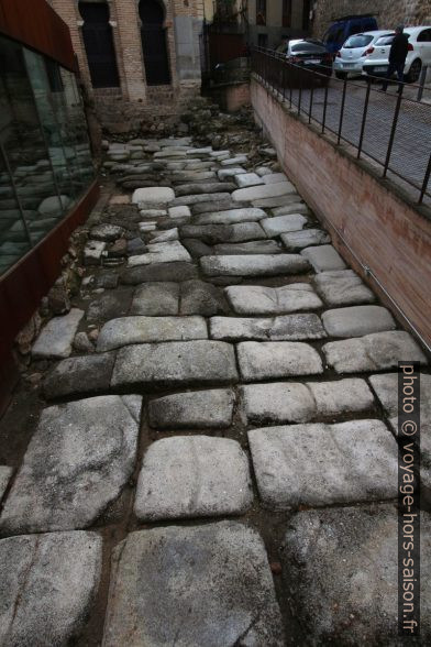 Ancien pavé autour de la Mosquée Bab al-Mardum. Photo © André M. Winter