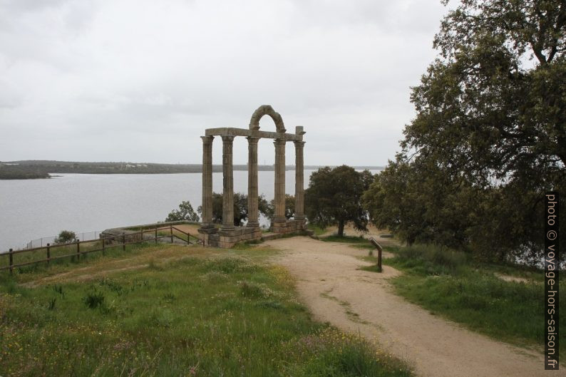 Portique dans les Mármoles de Augustóbriga. Photo © Alex Medwedeff