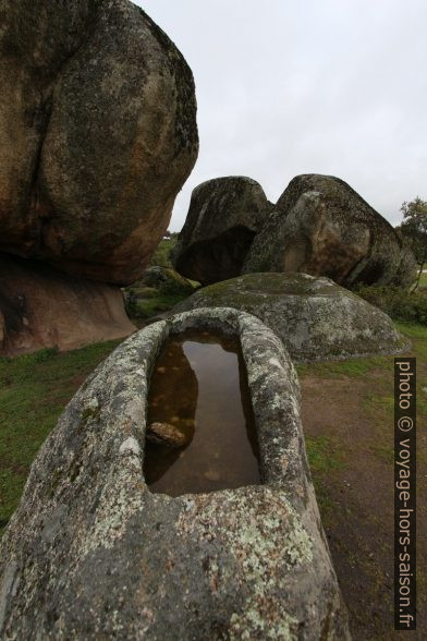 Tombe creusée dans un rocher granitique des Barruecos. Photo © André M. Winter