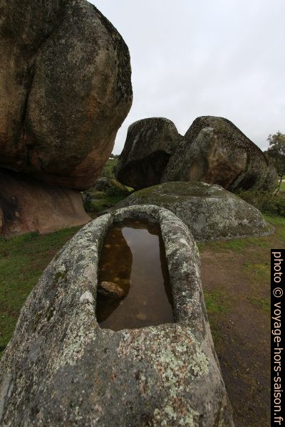 Tombe creusée dans un rocher granitique des Barruecos. Photo © André M. Winter
