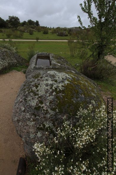 Rocher des Barruecos avec tombe. Photo © André M. Winter