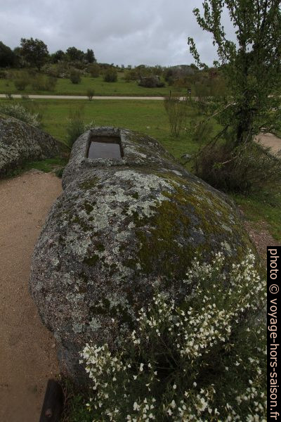 Rocher des Barruecos avec tombe. Photo © André M. Winter