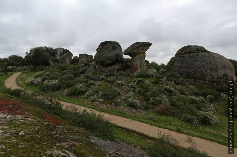 Chemin parmi les rochers granitiques erratiques des Barruecos. Photo © André M. Winter